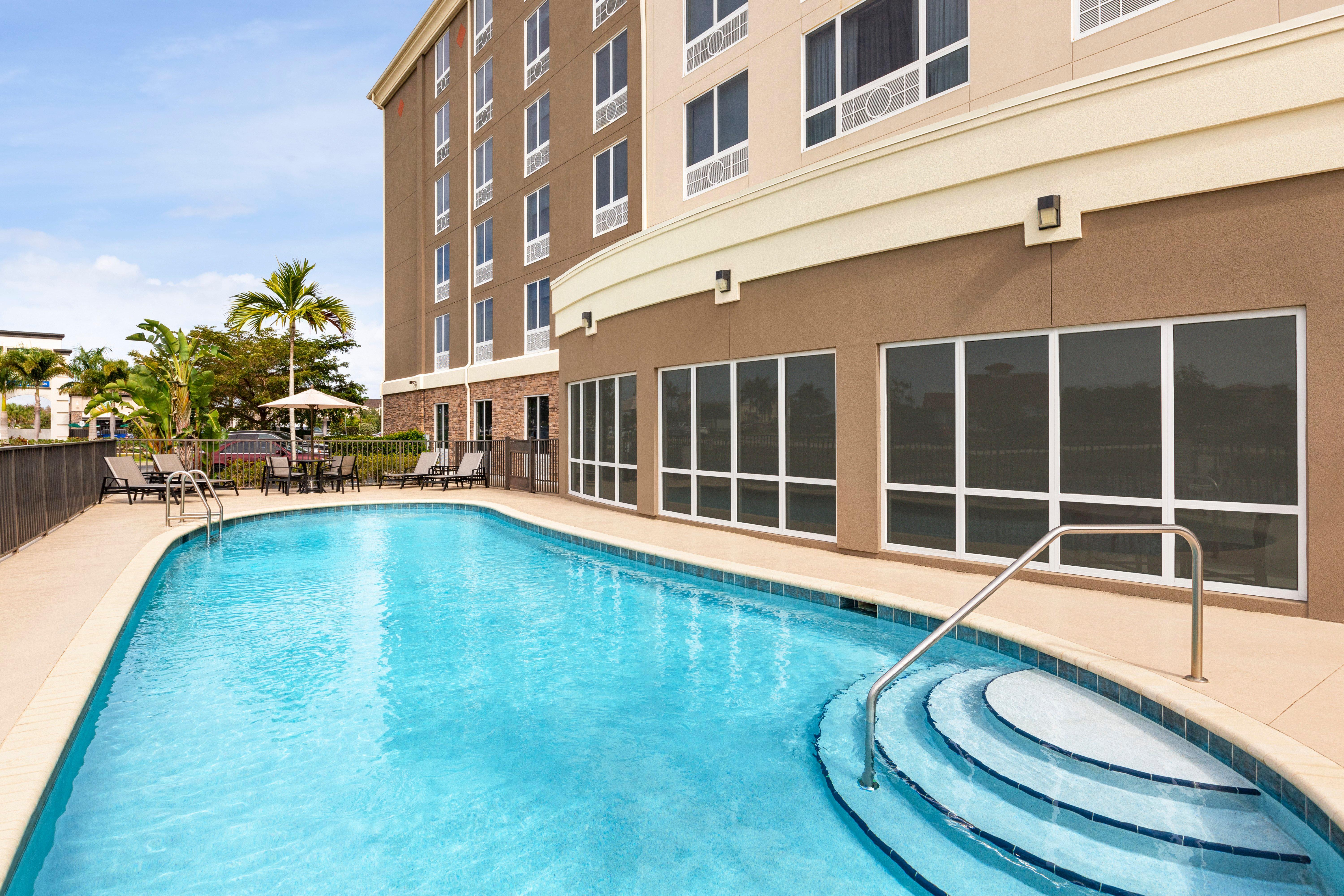 Holiday Inn Express Hotel & Suites Fort Myers East - The Forum, An Ihg Hotel Exterior photo
